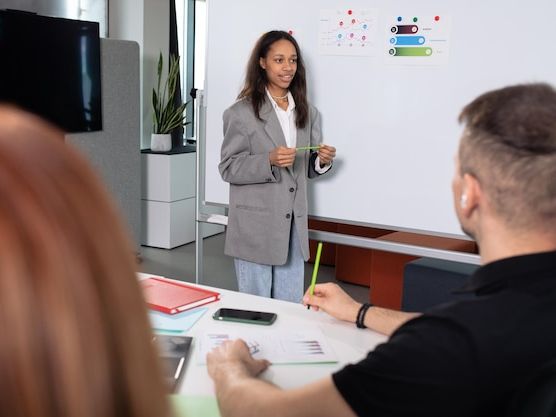 Personalizacja nauczania w szkoleniach dla firm – klucz do efektywnego rozwoju pracowników